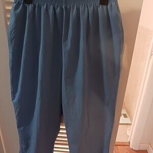 BON WORTH BRAND, LIGHT BLUE, ELASTIC WAIST, SIDE POCKETS, CAPRI, SZ MED
